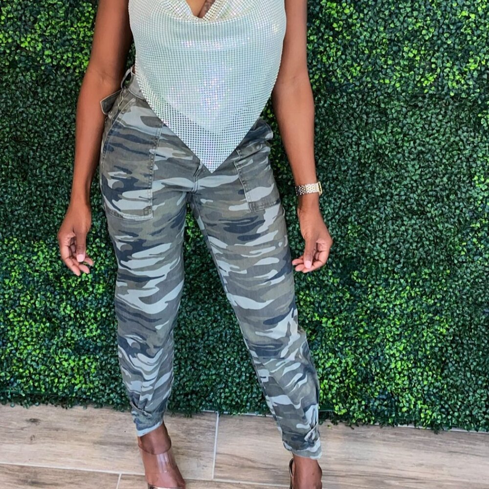 EXPRESS stretch camo cropped straight high rise jeans - size 0